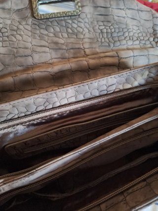 Bolso de piel gris con asa de bambú