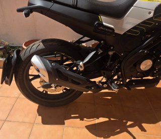 Moto Benelli 125 Naked Blanca y Negra
