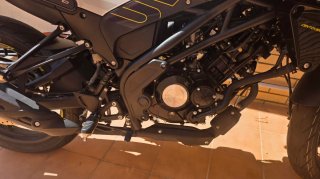 Moto Benelli 125 Naked Blanca y Negra