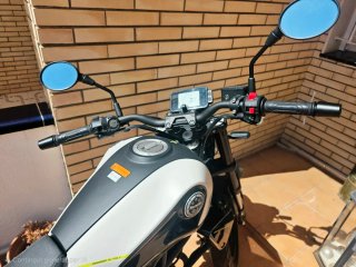 Moto Benelli 125 Naked Blanca y Negra