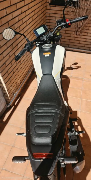 Moto Benelli 125 Naked Blanca y Negra