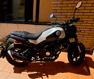 Moto Benelli 125 Naked Blanca y Negra
