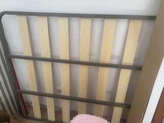 Base de cama metálica con lamas de madera