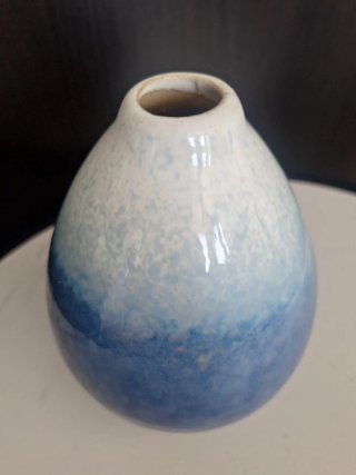 Pequeño jarrón de cerámica azul y blanco