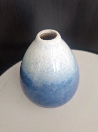 Pequeño jarrón de cerámica azul y blanco
