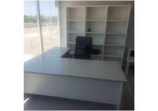 MESA DE OFICINA CON ALA, ESTANTERÍA, SILLÓN, SILLA