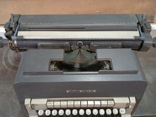 Máquina de escribir Olivetti Línea 98