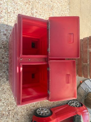 Nevera de plástico roja