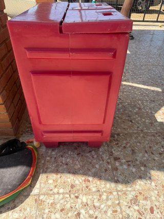 Nevera de plástico roja