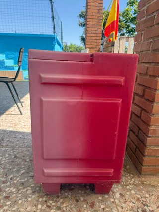 Nevera de plástico roja