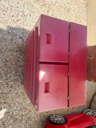 Nevera de plástico roja