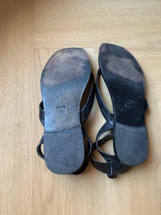 Sandalias planas negras Mango con detalle dorado