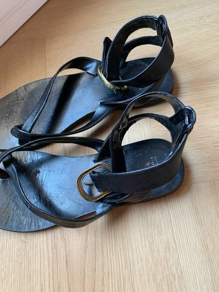 Sandalias planas negras Mango con detalle dorado