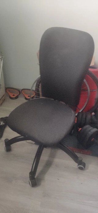 Silla de escritorio negra, en buen estado