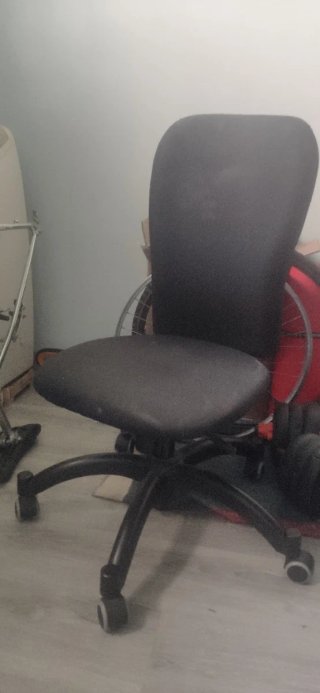 Silla de escritorio negra, en buen estado