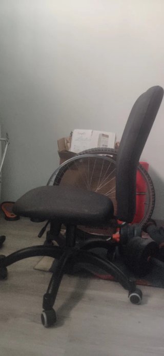 Silla de escritorio negra, en buen estado