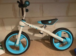 Bicicleta de aprendizaje azul y blanca