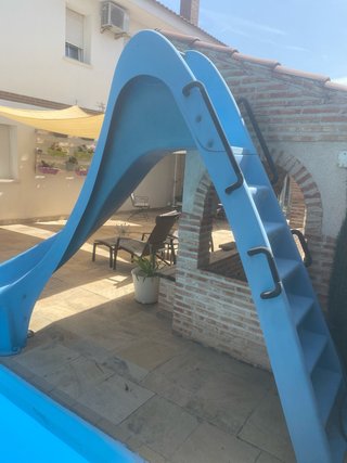 Tobogán piscina y zona juegos