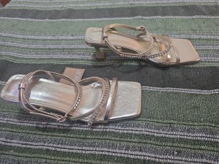 Sandalias doradas Ulanka T37