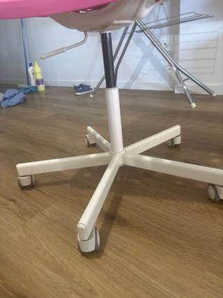 Silla de escritorio rosa con ruedas
