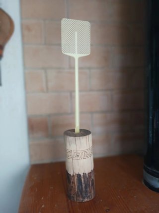 Portamataschi in legno decorato