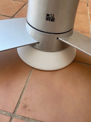 Ventilador de techo plateado con mando