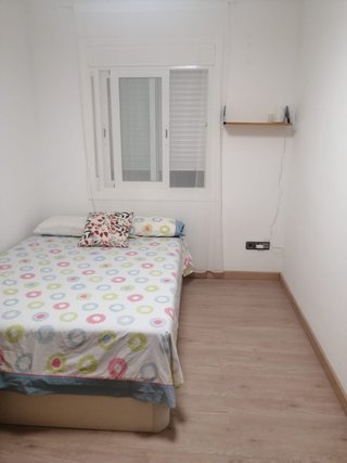 Habitación cómoda para alquilar en piso de 3 habit