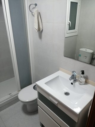 Habitación cómoda para alquilar en piso de 3 habit