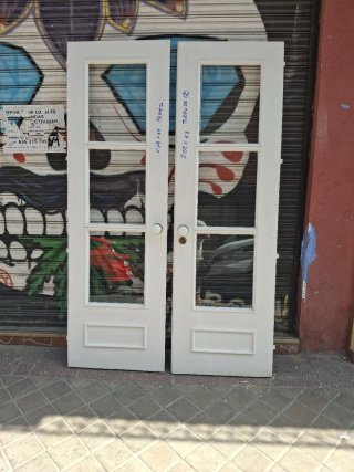 Puertas de madera antiguas con cristal