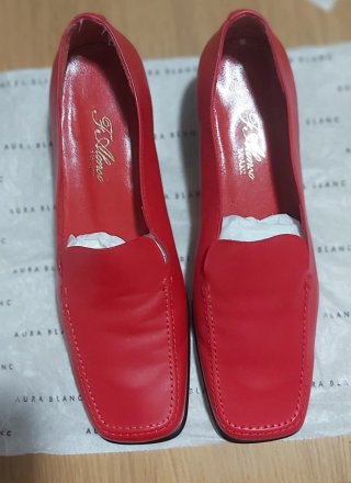 Zapatos de piel rojos