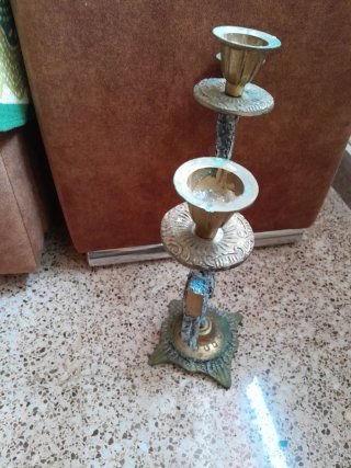 Candelabro de metal dorado y plateado