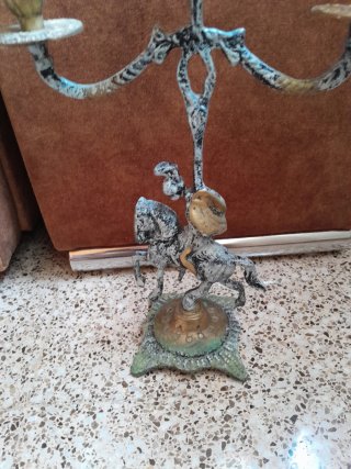 Candelabro de metal dorado y plateado