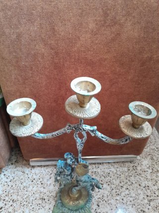 Candelabro de metal dorado y plateado