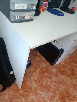 Mesa de ordenador blanca