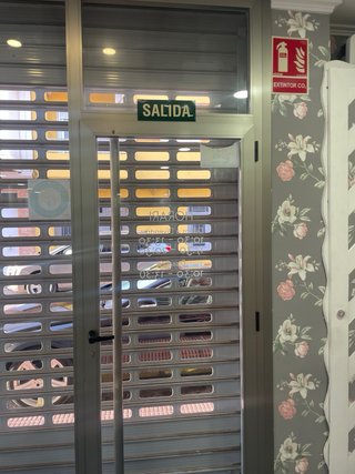 Cristalera y puerta peatonal