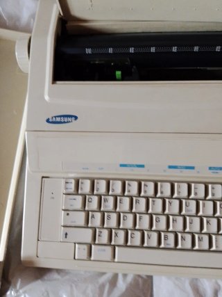 Máquina de escribir Samsung SQ-1000. L  falta tint