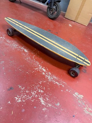 Skate Longboard Negro con Rayas Amarillas
