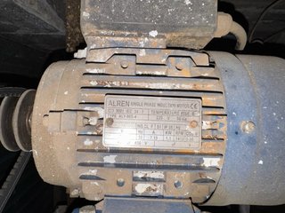 Torno antiguo de metal