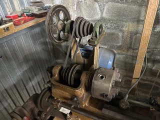 Torno antiguo de metal