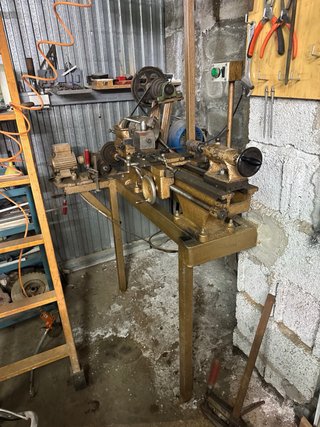 Torno antiguo de metal