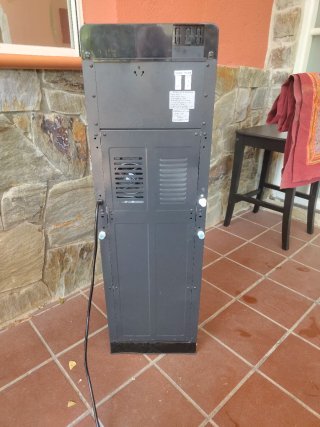 Fuente de agua fría, caliente y nevera