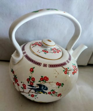 Set di porcellana: teiere e piatti