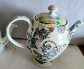 Set di porcellana: teiere e piatti