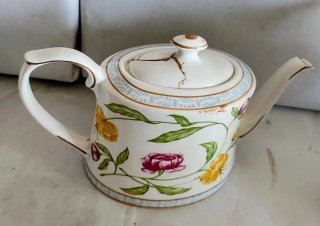 Set di porcellana: teiere e piatti