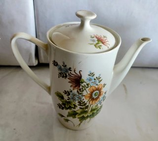 Set di porcellana: teiere e piatti