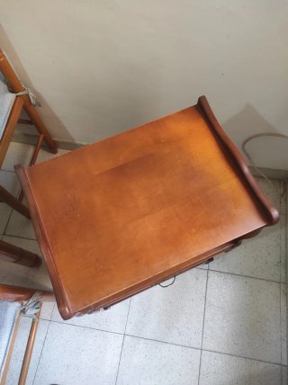 Mesita auxiliar de madera oscura