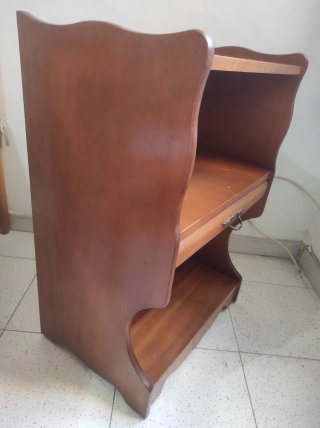 Mesita auxiliar de madera oscura