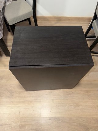 Mueble de madera marrón