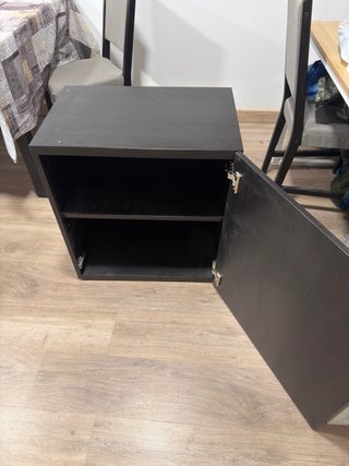 Mueble de madera marrón