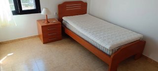 Cama individual con mesita de noche